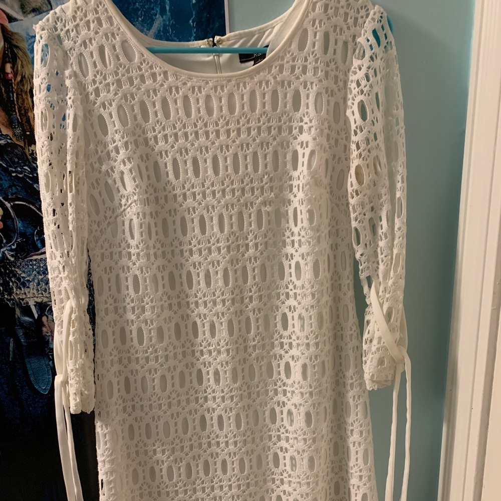 BEAUTIFUL SLIM WHITE DRESS PERFECT FOR HOLIDAYS AND FANCY OCCASIONS. TIE SLEEVES